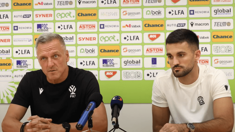 Luboš Kozel a Nemanja Tekijaški před utkáním s RFS (Snímek obrazovky)